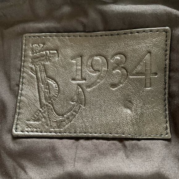 ⚡️Black 100% genuine Leather Jacket. Like New!! - Picture 6 of 7